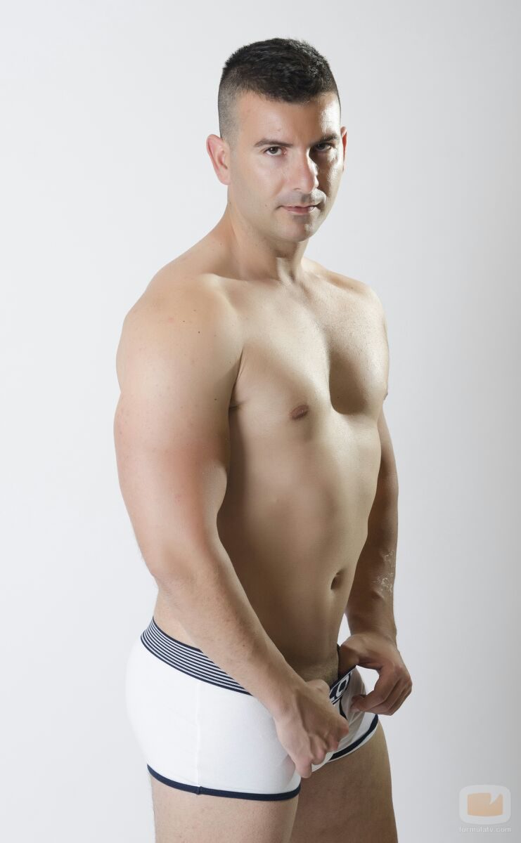 Isidoro Baides ('¿QQCCMH?') muestra el torso desnudo