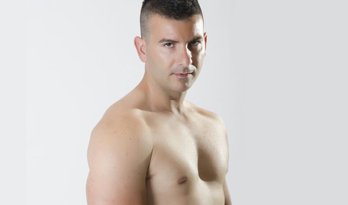 Isidoro Baides ('¿QQCCMH?') muestra el torso desnudo