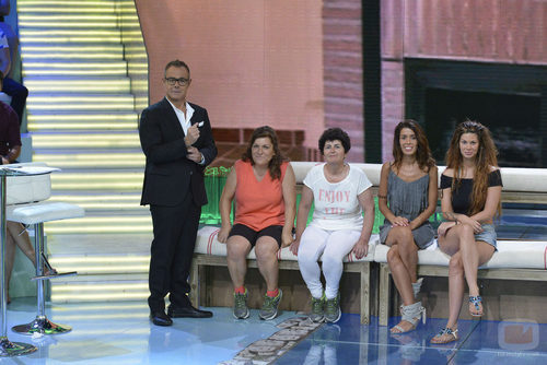 María José, Mari Carmen, Miriam y Yasmina con la Jordi González en plató