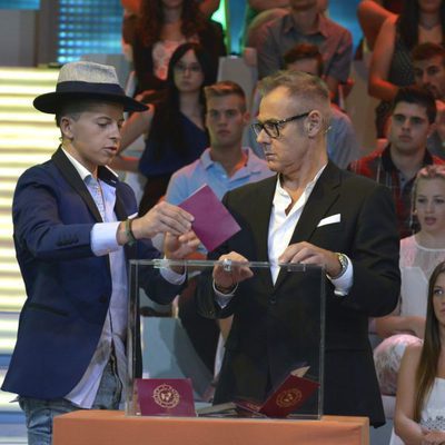 Christopher Mateo vota para salvar a una pareja en 'Pasaporte a la isla'