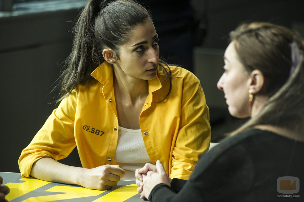 La familia de Saray no aceptan que sea lesbiana en el quinto capítulo de 'Vis a vis'