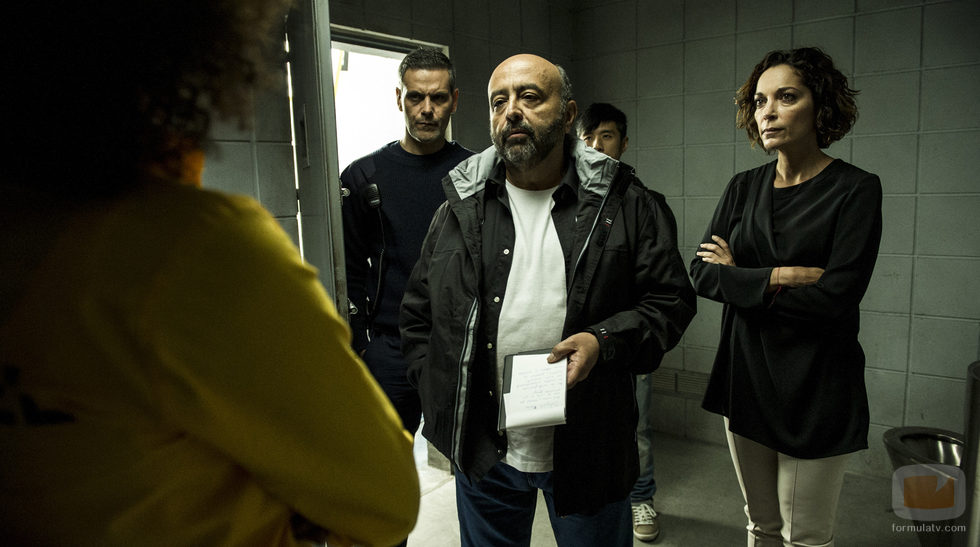 El inspector Castillo con Fabio y Miranda en el cuarto capítulo de 'Vis a Vis'