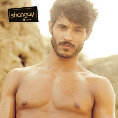 Diego Martínez marcando tableta para la revista Shangay