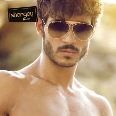 Diego Martínez protege su mirada para la revista Shangay