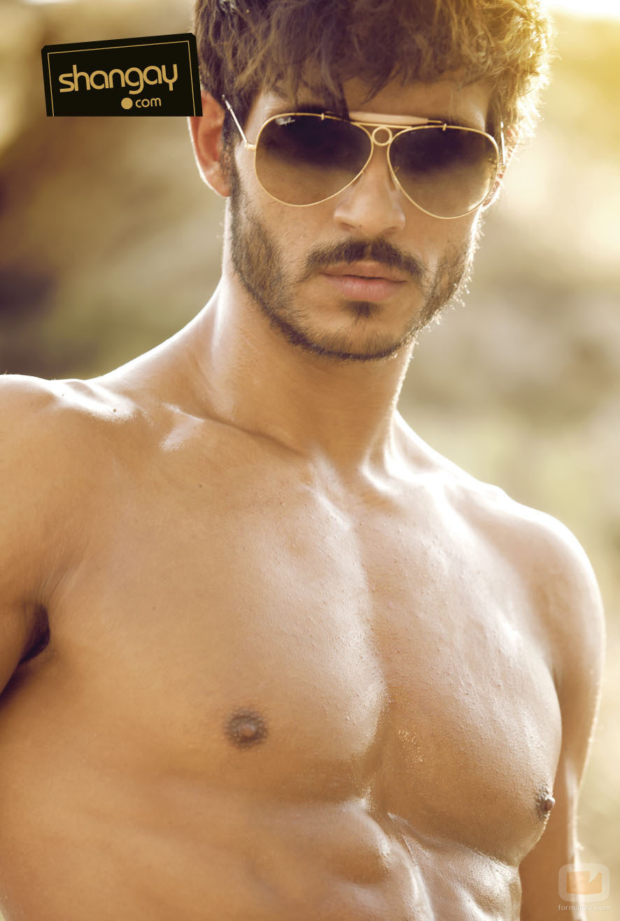 Diego Martínez protege su mirada para la revista Shangay