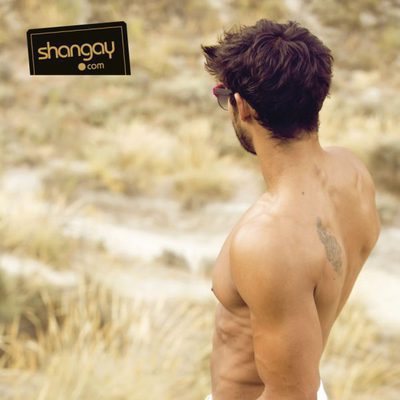 Diego Martínez observa la playa en la revista Shangay
