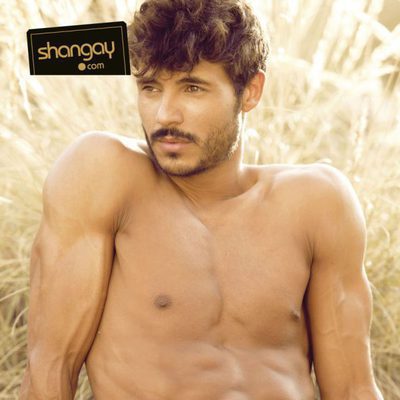 Diego Martínez impresiona en bañador para la revista Shangay