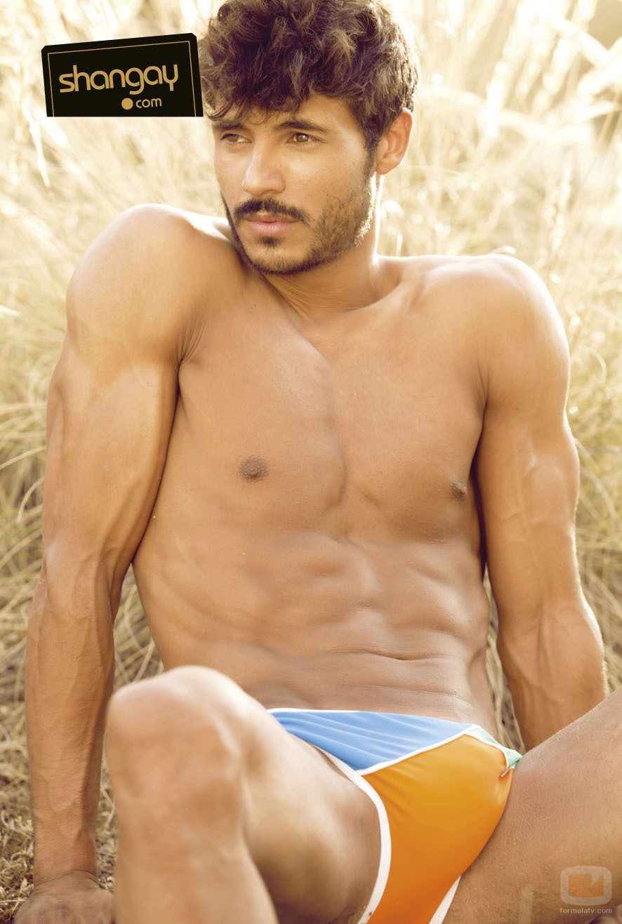 Diego Martínez impresiona en bañador para la revista Shangay