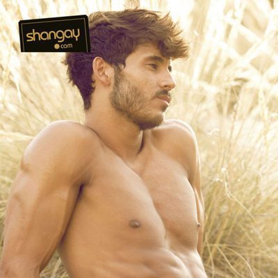 Diego Martínez mirando al horizonte en la sesión para la revista Shangay