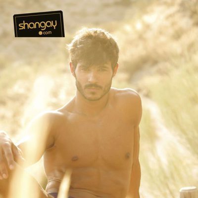 Diego Martínez descansando en la playa para la revista Shangay
