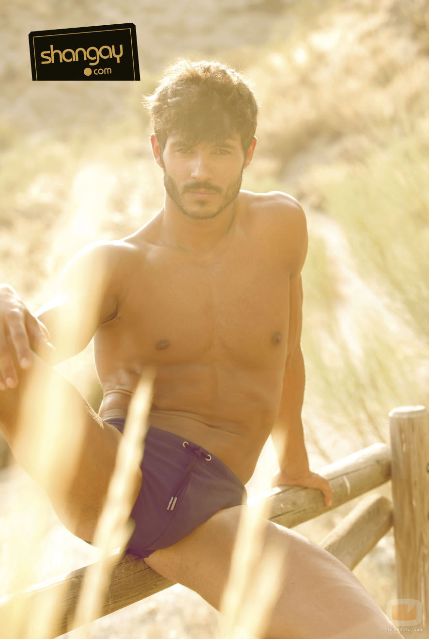 Diego Martínez descansando en la playa para la revista Shangay