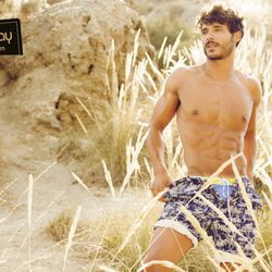Diego Martínez disfrutando de la playa para la revista Shangay