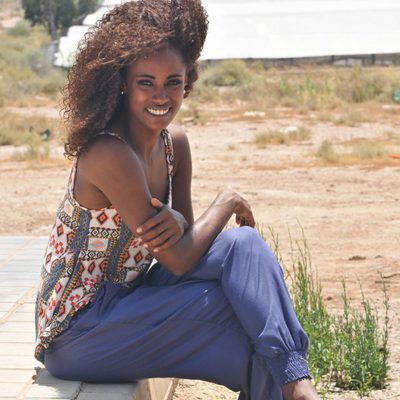 Yaima Ramos, muy sonriente posa en Almería para 'Mar de plástico'