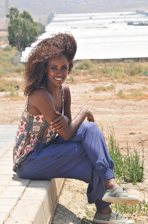 Yaima Ramos, muy sonriente posa en Almería para 'Mar de plástico'