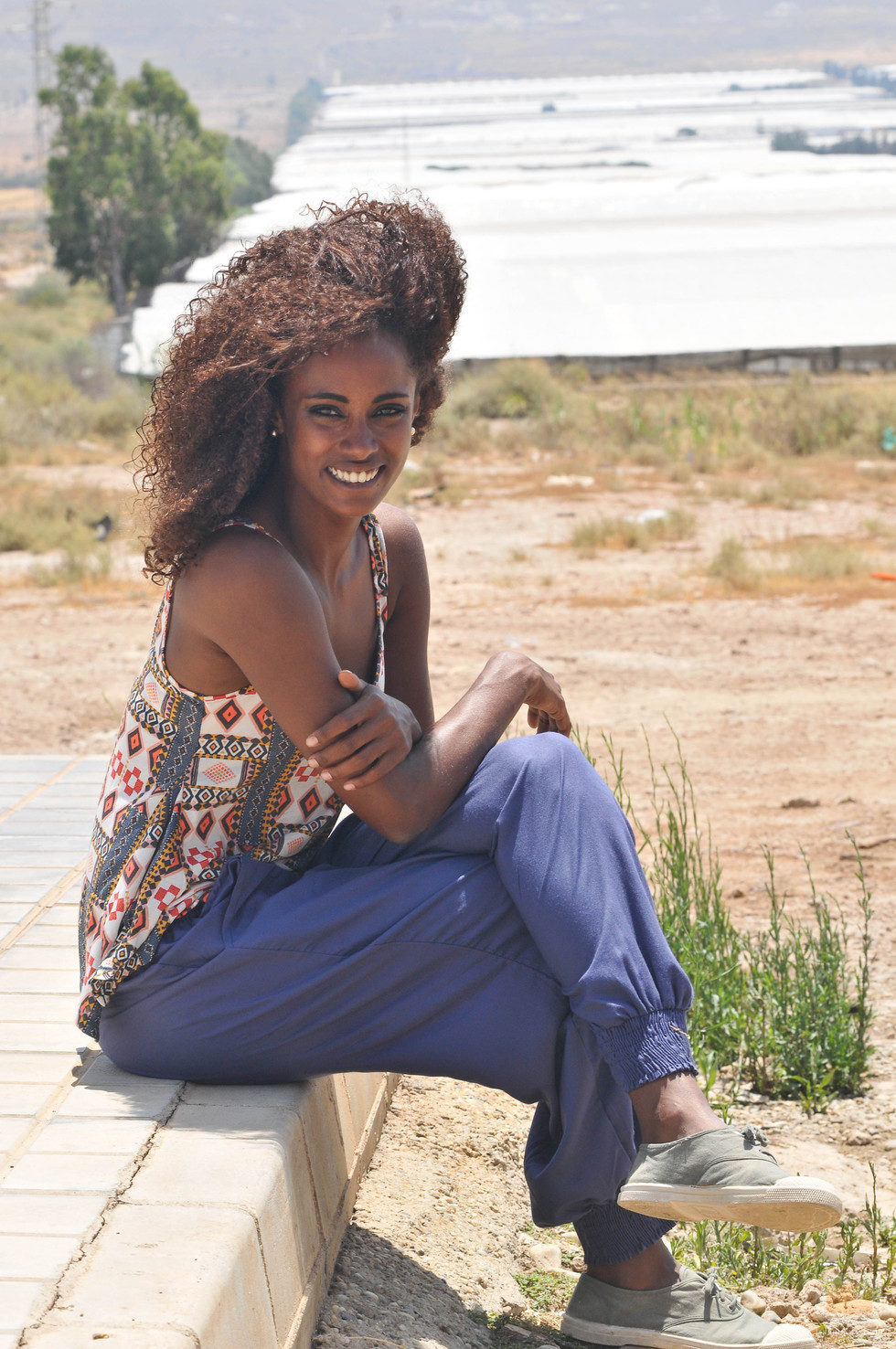 Yaima Ramos, muy sonriente posa en Almería para 'Mar de plástico'