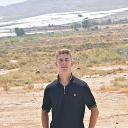 Patrick Criado posa en Almería para la presentación de 'Mar de plástico'