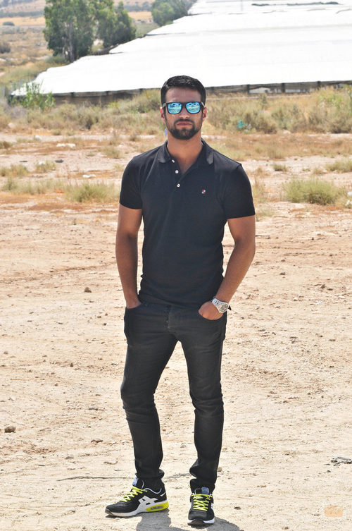 Jesús Castro, tras unas gafas de sol, posa en Almería para 'Mar de plástico'