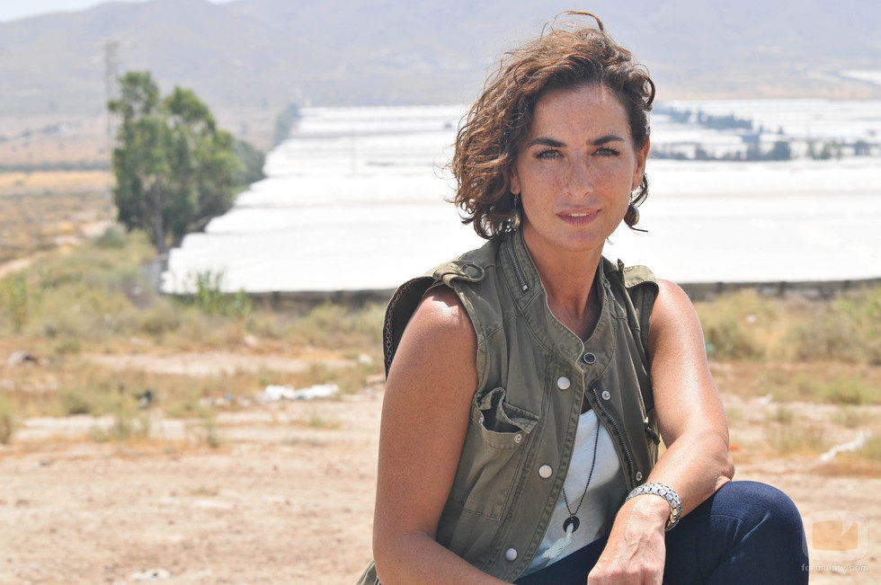 Belén López con un look campestre posa en Almería para 'Mar de plástico'