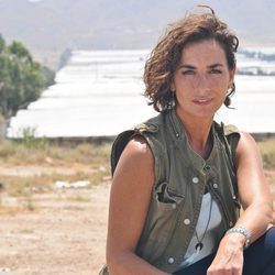 Belén López con un look campestre posa en Almería para 'Mar de plástico'