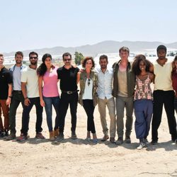 Posado al completo de los actores de 'Mar de plástico' en Almería