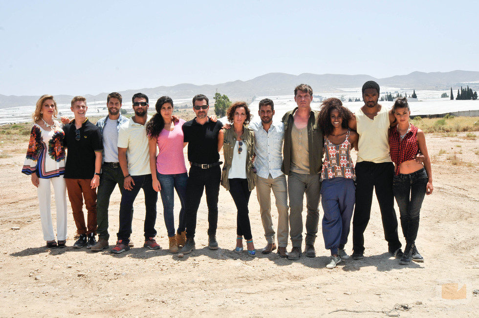 Posado al completo de los actores de 'Mar de plástico' en Almería