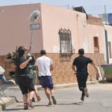El equipo de 'Mar de plástico' corren por las calles del set en Almería