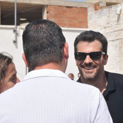 Rodolfo Sancho habla con el equipo de 'Mar de plástico'