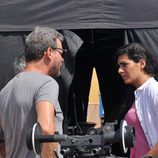 Nya de la Rubia escucha atentamente al equipo en la grabación de 'Mar de plástico'