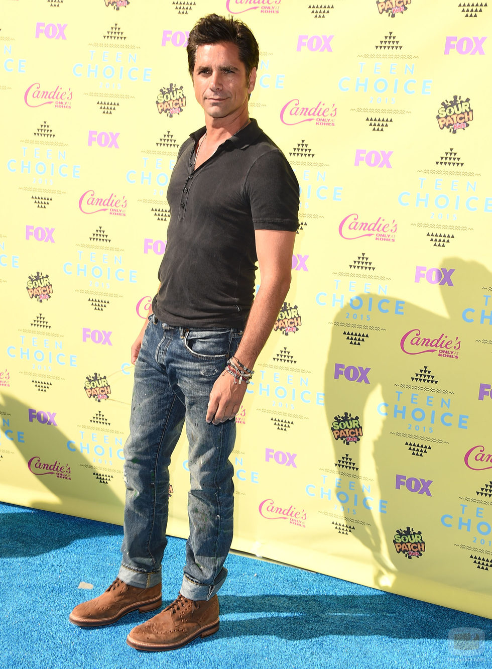 John Stamos posa en el photocall de los Teen Choice Awards 2015