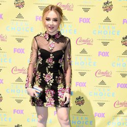 Sabrina Carpenter en la alfombra roja de los Teen Choice Awards 2015