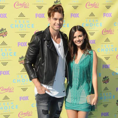 Pierson Fode y Victoria Justice en los Teen Choice Awards 2015
