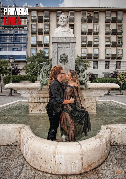 Corina Randazzo y Torito se besan en una fuente