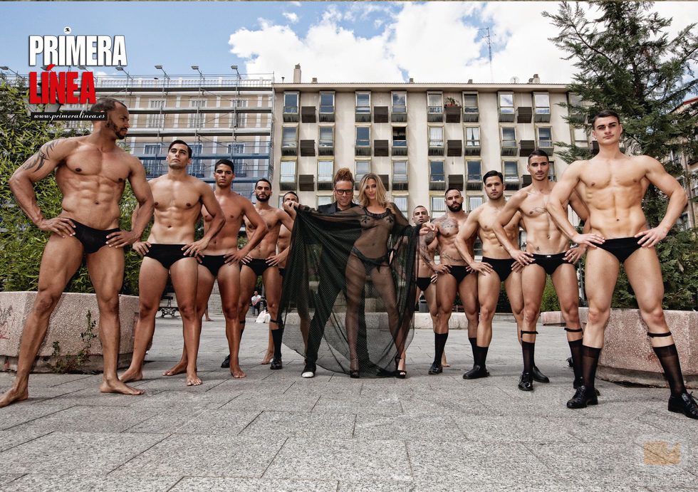 Corina posa junto a 10 hombres desnudos en transparencias