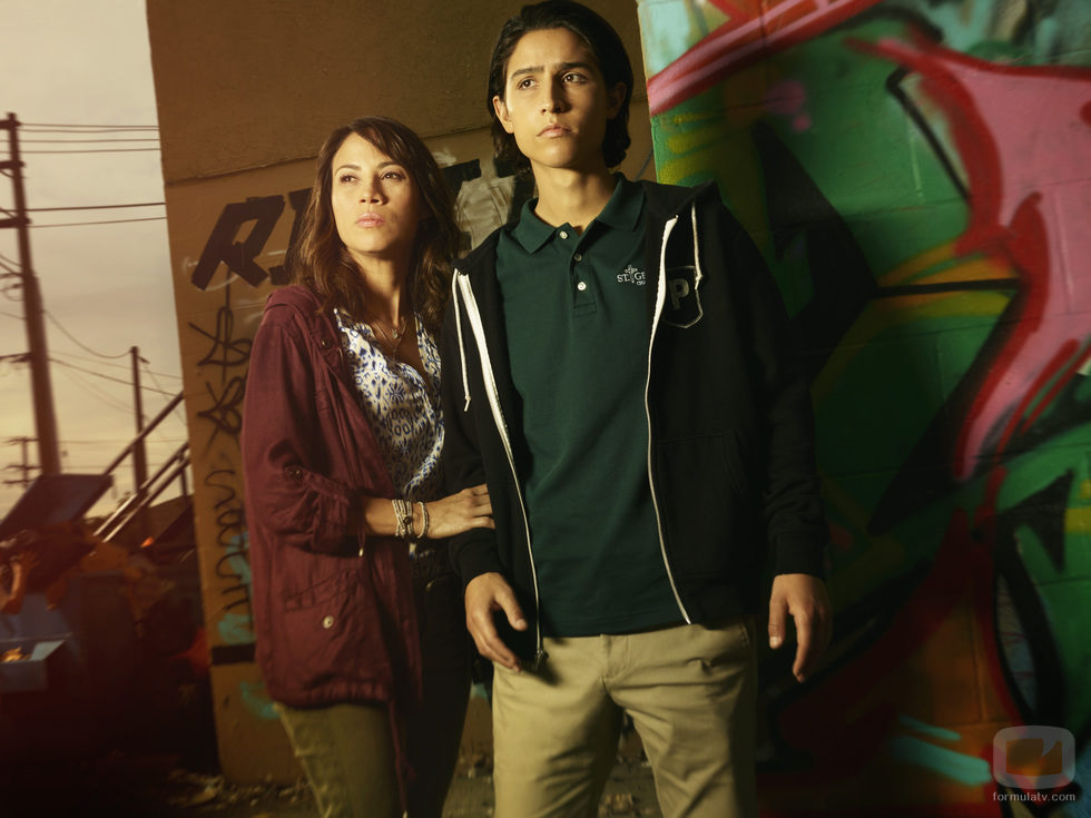 Elizabeth Rodríguez y Lorenzo James Henrie en 'Fear The Walking Dead'