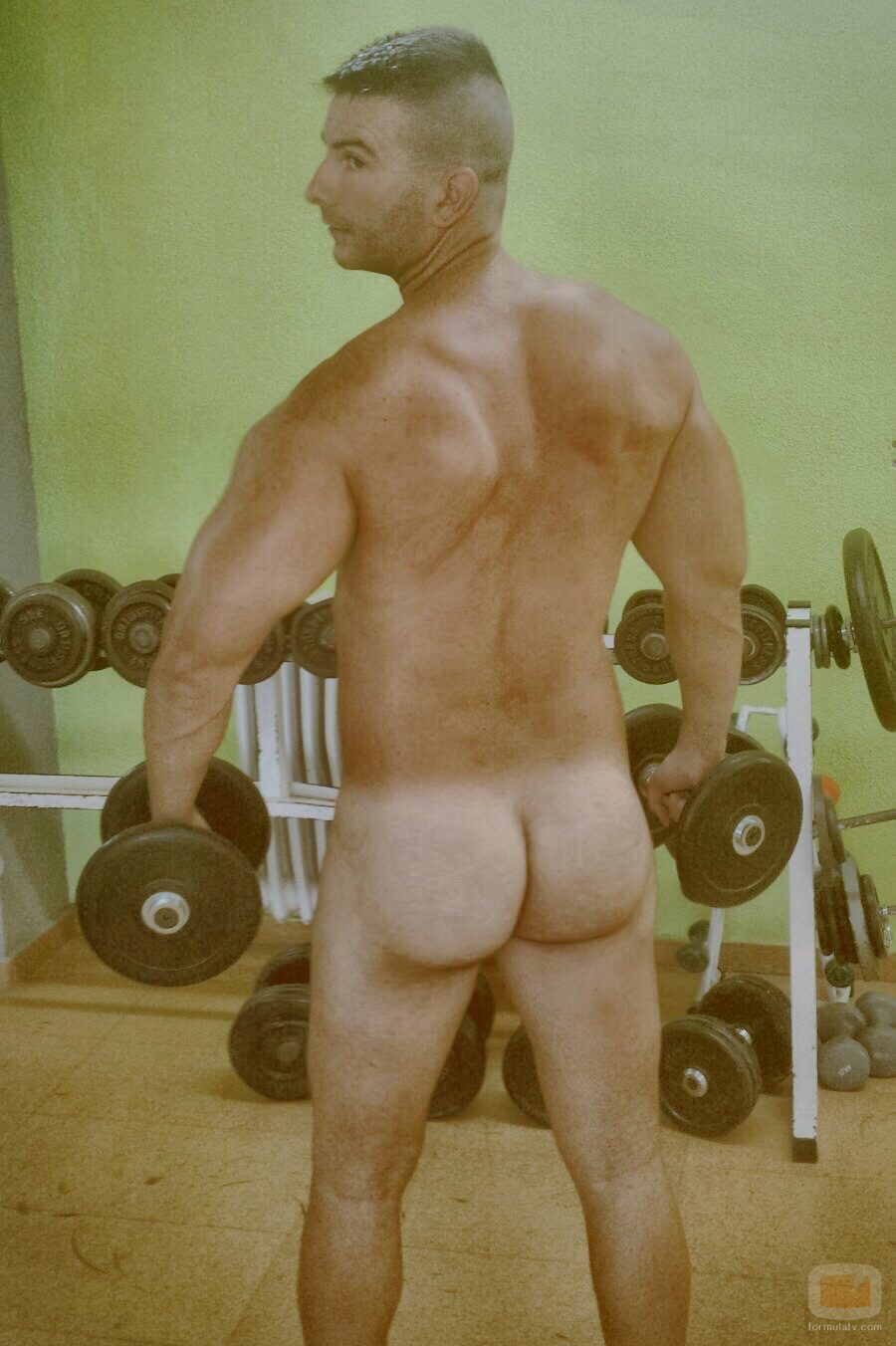 Isidoro Baides ('¡Mira quién salta!') se desnuda en el gimnasio mientras trabaja sus bíceps
