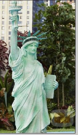 La Estatua de la Libertad reina en el centro del jardín de la casa de 'Celebrity Big Brother'