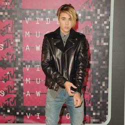 Justin Bieber posa en la alfombra roja de los MTV VMA