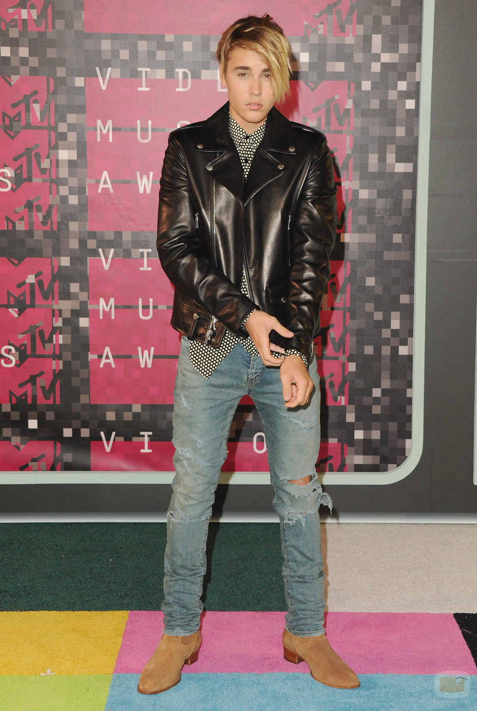 Justin Bieber posa en la alfombra roja de los MTV VMA