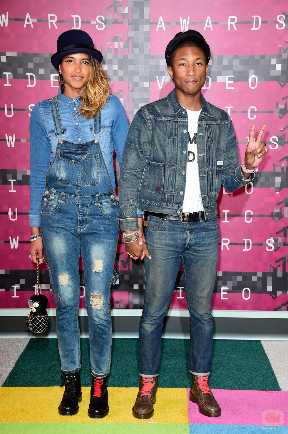 Pharell Williams y Helen Lasichanh en los MTV VMA 2015