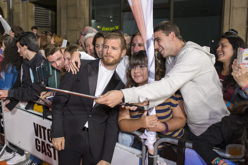 Álvaro Cervantes se hace selfies con los fans de 'Carlos, Rey Emperador'