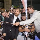 Álvaro Cervantes se hace selfies con los fans de 'Carlos, Rey Emperador'