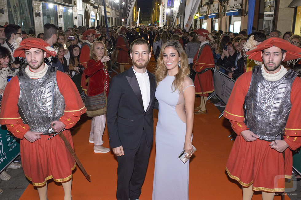 Blanca Suárez y Álvaro Cervantes en el estreno de 'Carlos, Rey Emperador' en el FesTVal
