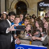 Rubén Cortada se fotografía junto a sus fans en la alfombra naranja del FesTVal