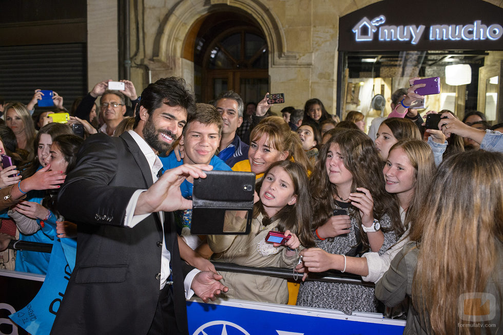 Rubén Cortada se fotografía junto a sus fans en la alfombra naranja del FesTVal