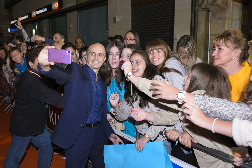 Pepe Viyuela se presta a hacerse selfies con sus fans en el FesTVal