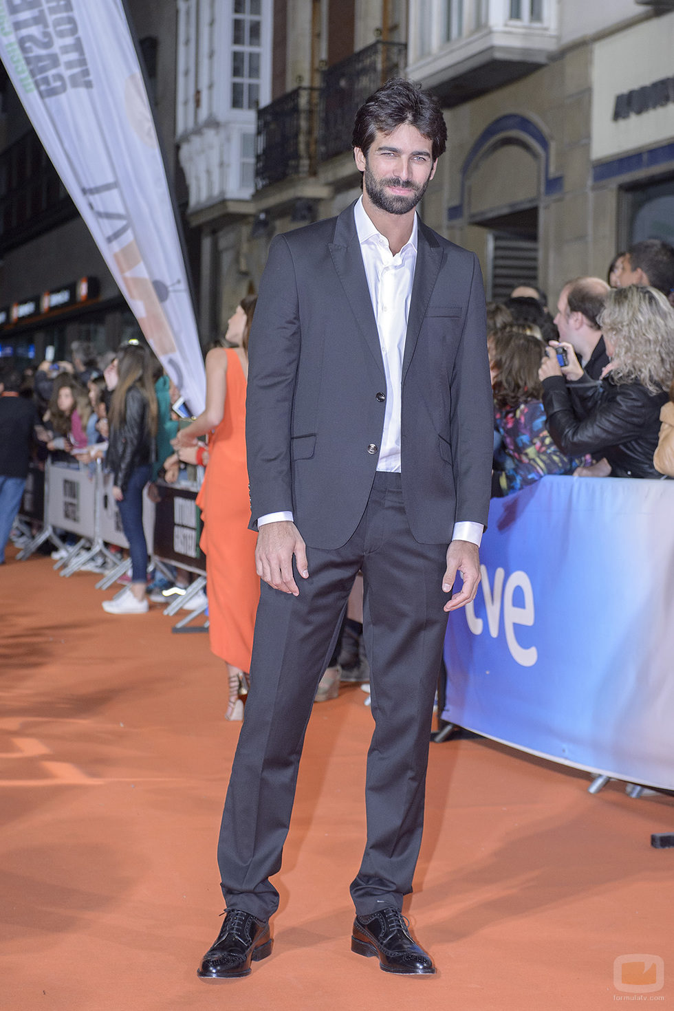 Rubén Cortada muy seductor en la alfombra naranja del FesTVal