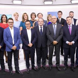 Directivos y presentadores posan para la presentación de la temporada de informativos de TVE