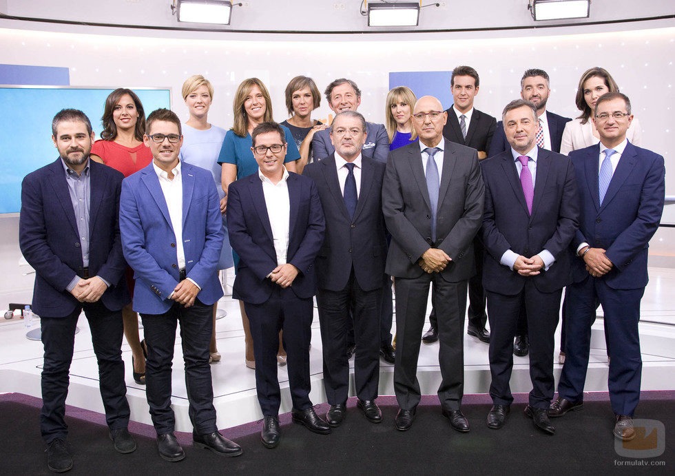 Directivos y presentadores posan para la presentación de la temporada de informativos de TVE