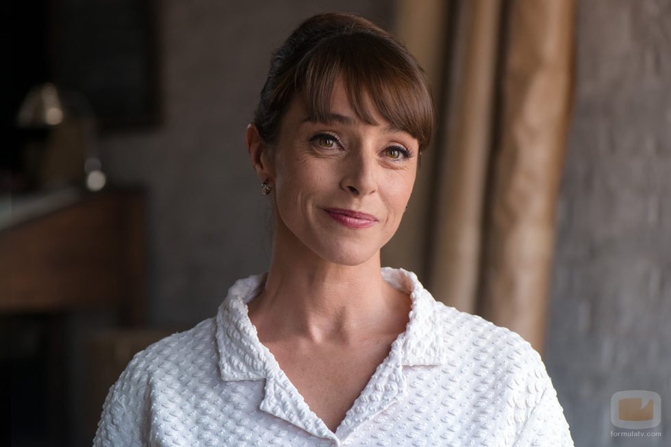 Inés, la profesora de baile de Don Emilio, interpretada por Ingrid Rubio en la tercera temporada de 'Velvet'