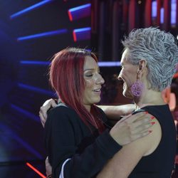 Mercedes Milá recibe a Paula ('GH15') para comenzar la nueva edición de 'Gran Hermano'